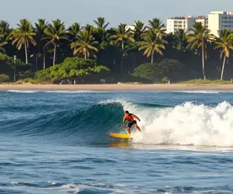 Aventura nas Ondas: Surf em Guarapari Aventura nas Ondas: Surf em Guarapari
